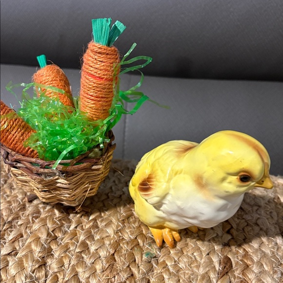 Vintage 1950Lefton PorcelainYellow Easter Chick and basket filled with carrots. - Picture 4 of 4
